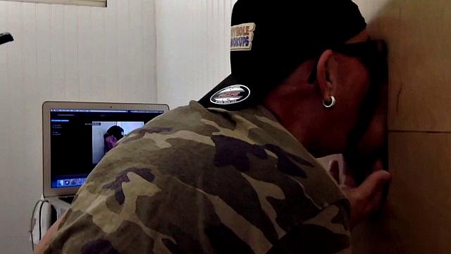 Мужик 30 лет трахает меня в жопу через дырку в стене