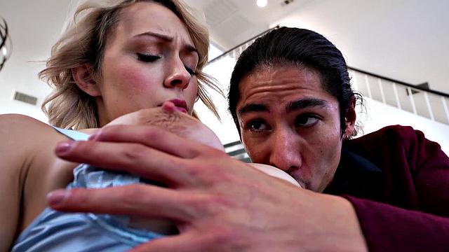 Сводная сестра отсасывает брату на диване