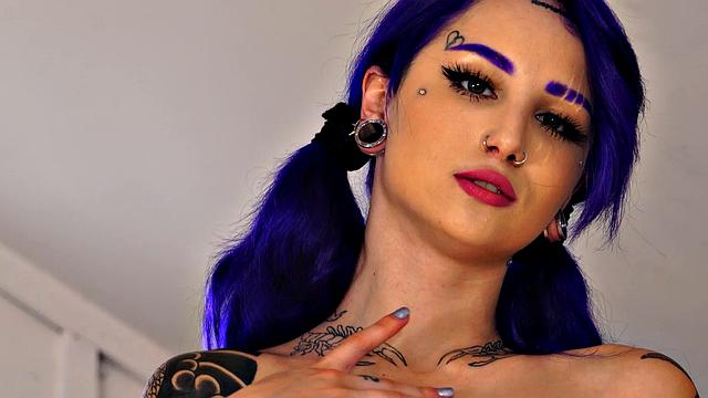 Val Steele дрочит игрушкой и показывает пирсинг на сосках