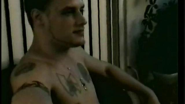 Винни не удержался, когда Buzz встал на колени и начал сосать по-гейски, сперма летит на лицо взрослого мужика.