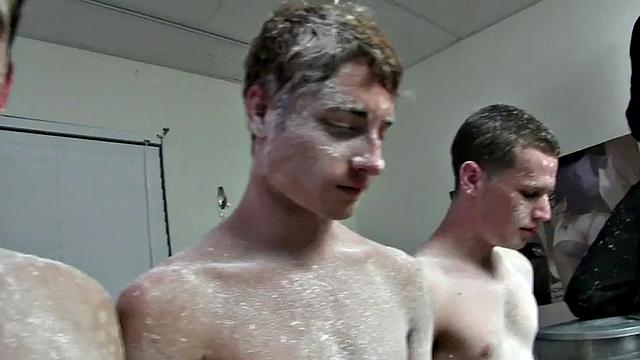 парни после душа рвутся в бой, кто кого выдерет первым