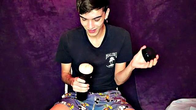 Hung Henry Fucks Toy - в главной роли Генри Эванс