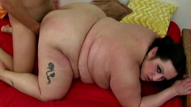 пышная татуированная девушка трахается жёстко на улице