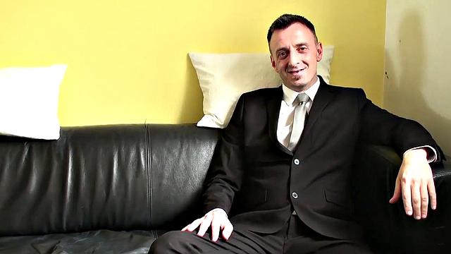 милф Саша Стил в наручниках трахается и глотает сперму