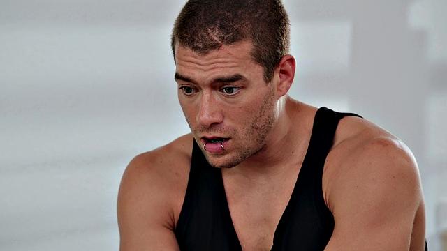 деми соблазняет парня в спортзале и жестко его трахает