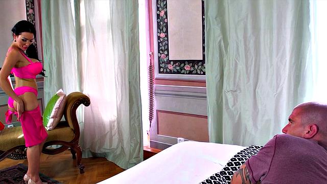 патти михова соблазняет в белье и получает по полной в догги