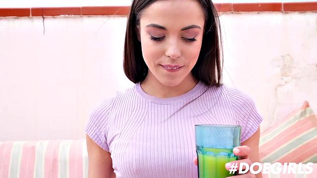 Big booty girl opens her ass and pussy in solo