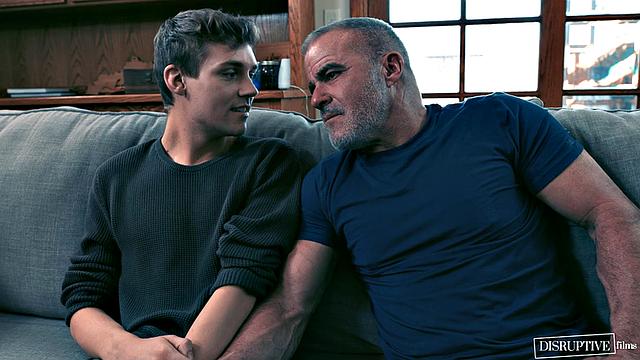 мускулистый папаша приютил друзей - кровать трещит по швам