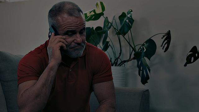 мускулистый папаша приютил друзей - кровать трещит по швам