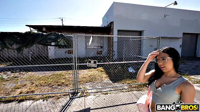 Девушка захотела спорткар и отдалась Джейсону Легенду за кэш, а деньги любят смелых авантюристок!