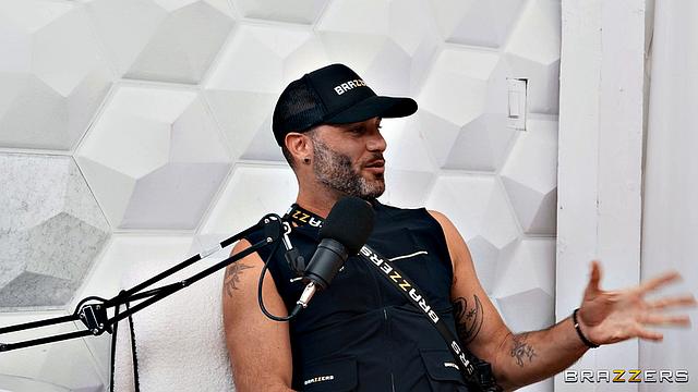 включи подкаст и смотри, как две блондинки заводятся на кровати