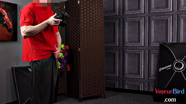 британская милфа дразнит в белье перед камерой