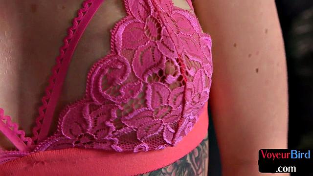 британская милфа дразнит в белье перед камерой