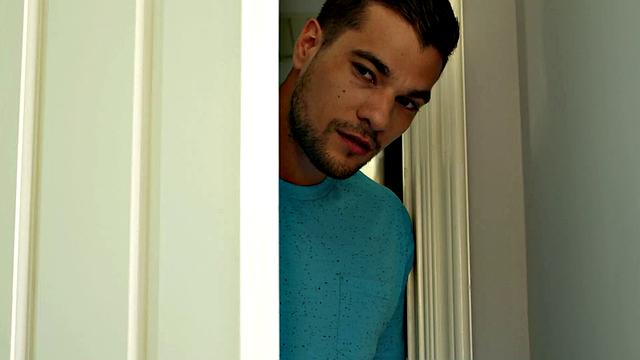 мускулистый отчим жестко трахает пасынка без резинки