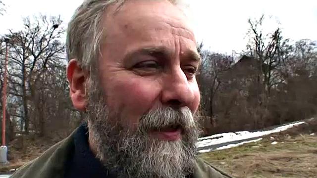 смотри, как стройная брюнетка трахается раком на улице