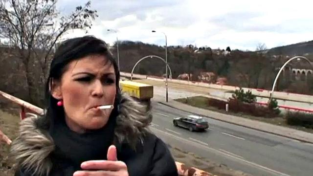 смотри, как стройная брюнетка трахается раком на улице