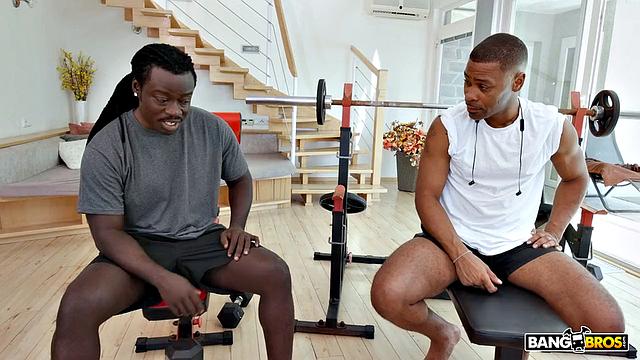 спортивная блондинка получает двойное удовольствие в зале от двух жеребцов