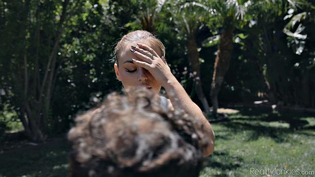 потная блондинка с сочной жопой устраивает жаркие гонки