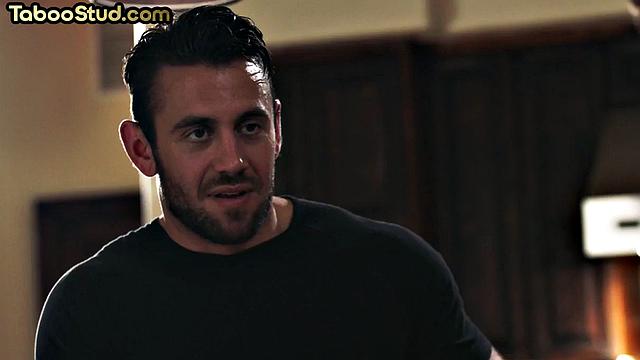 Крепкий спортсмен получает анальный секс от страстного любовника на свежем воздухе.