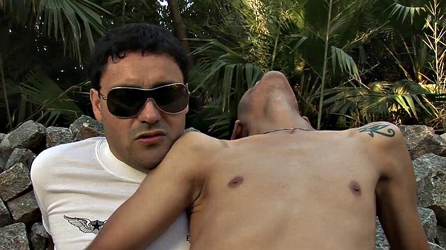 Military gaydaddy fucks cumming cocksucking twink outdoors