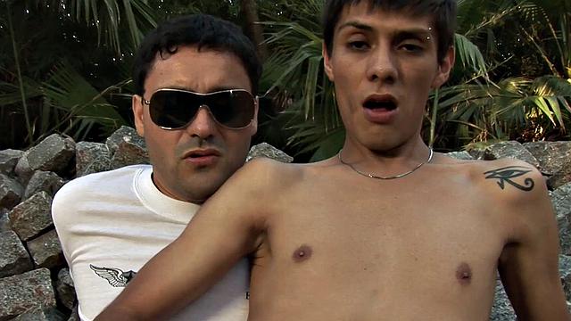 Military gaydaddy fucks cumming cocksucking twink outdoors