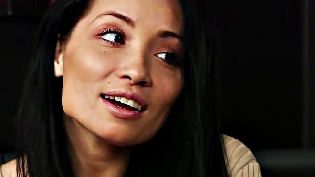 Stunning voyeur teases loser