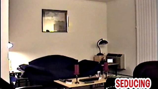 Качок дрочит свой большой член на камеру для геев зрителей.