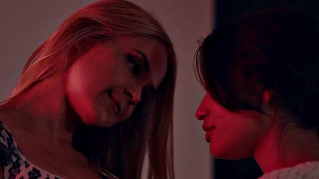 смотри, как азиатка с большими сиськами получает пальцы в киску и сперму на лицо