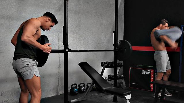 качок лижет жопу и жестко трахается без резинки на скамье