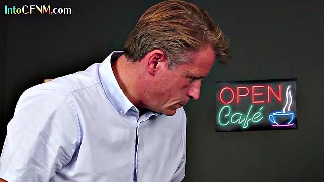 Взрослые красотки глубоко берут член любовника, камера ловит каждый момент интима.