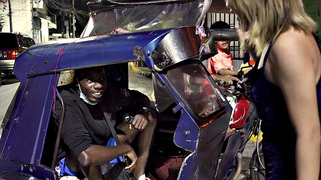 филиппинка трахается с черным патрулем по жёсткому