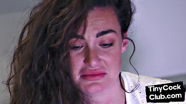 британка с наслаждением издевается над фотками чужих мелких членов