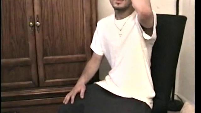 Полли медленно дрочит толстый член и кончает на камеру