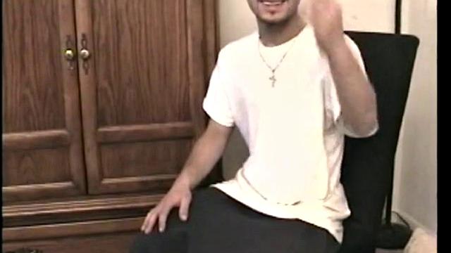 Полли медленно дрочит толстый член и кончает на камеру