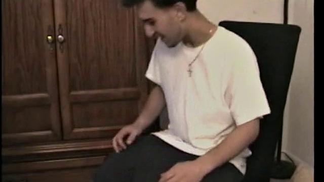 Полли медленно дрочит толстый член и кончает на камеру