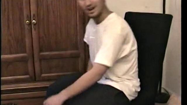 Полли медленно дрочит толстый член и кончает на камеру