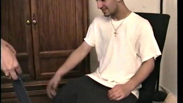 Полли медленно дрочит толстый член и кончает на камеру