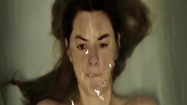 Camille Rowe gets steamy in the bathtub with a celebrity