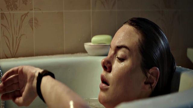 Camille Rowe gets steamy in the bathtub with a celebrity
