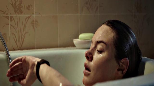 Camille Rowe gets steamy in the bathtub with a celebrity