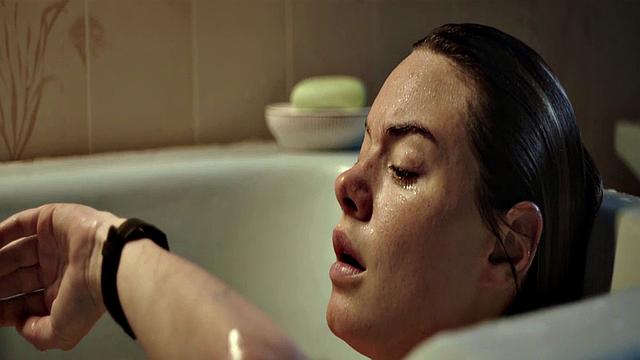 Camille Rowe gets steamy in the bathtub with a celebrity