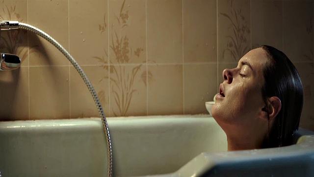 Camille Rowe gets steamy in the bathtub with a celebrity