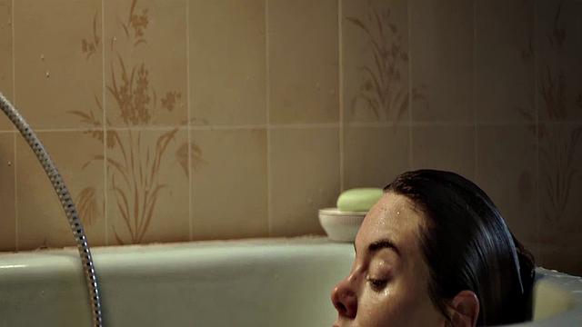 Camille Rowe gets steamy in the bathtub with a celebrity