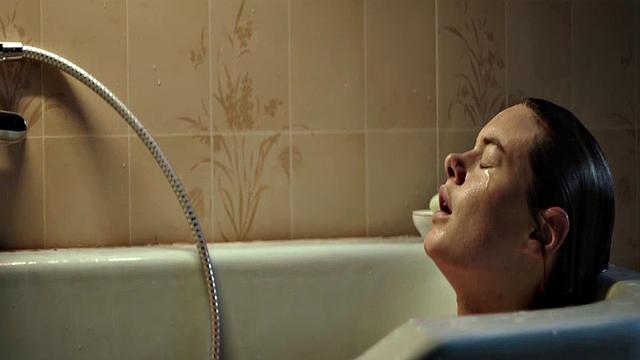 Camille Rowe gets steamy in the bathtub with a celebrity