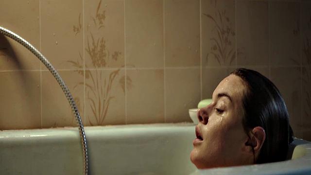 Camille Rowe gets steamy in the bathtub with a celebrity