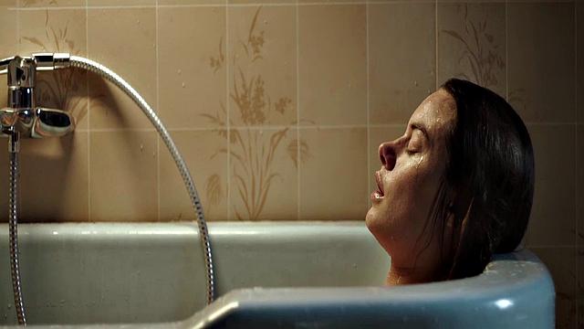 Camille Rowe gets steamy in the bathtub with a celebrity
