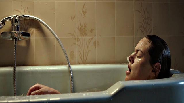 Camille Rowe gets steamy in the bathtub with a celebrity