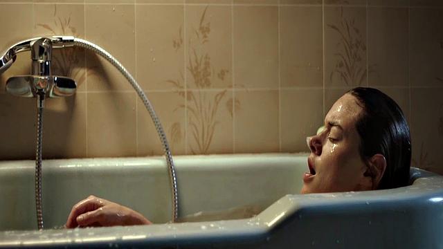 Camille Rowe gets steamy in the bathtub with a celebrity