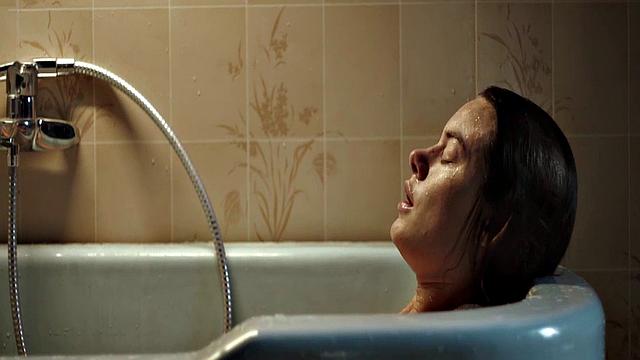 Camille Rowe gets steamy in the bathtub with a celebrity