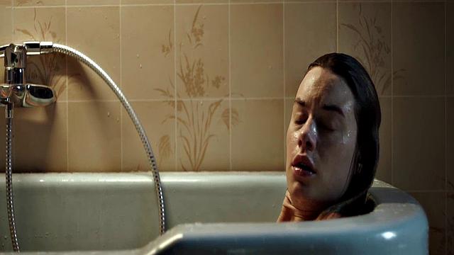 Camille Rowe gets steamy in the bathtub with a celebrity